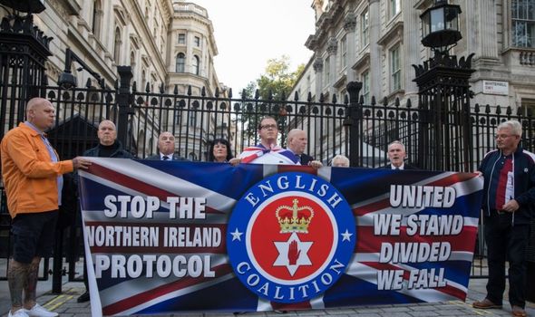 Photo de manifestants contre le protocole d'Irlande du Nord