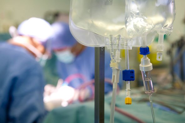Chirurgiens effectuant une transplantation