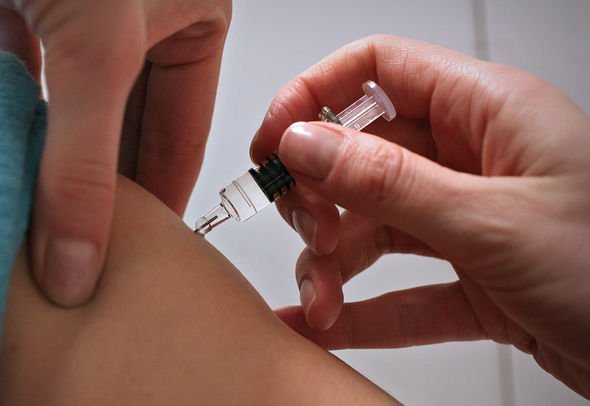 Femme recevant le vaccin contre la grippe