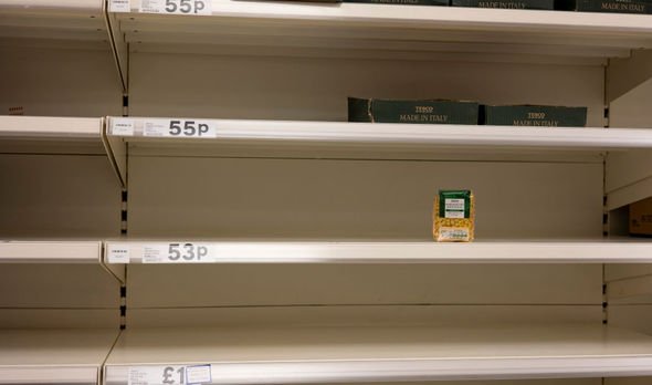 Des rayons de supermarché vides