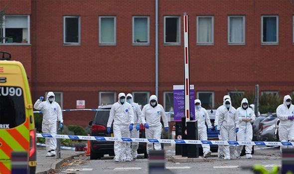 Attaque de Liverpool: des médecins légistes de la police travaillant sur le site à l'extérieur de l'hôpital 