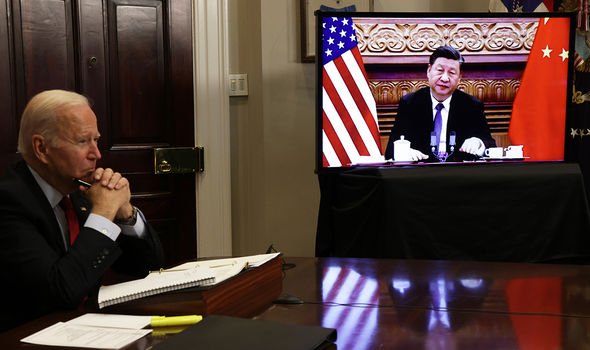Joe Biden s'entretient avec le président chinois Xi Jinping.