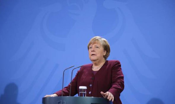 Angela Merkel s'adressant aux médias allemands