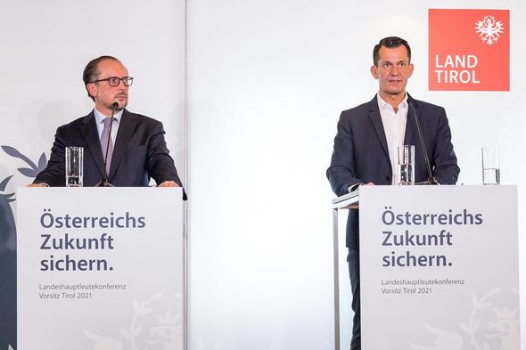 Le chancelier autrichien Alexander Schallenberg (à gauche)