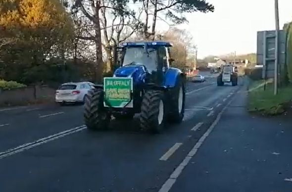 Un énorme convoi d'agriculteurs proteste contre les règles de l'UE