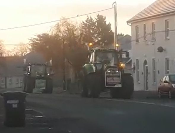 Un énorme convoi de tracteurs arrive à Dublin