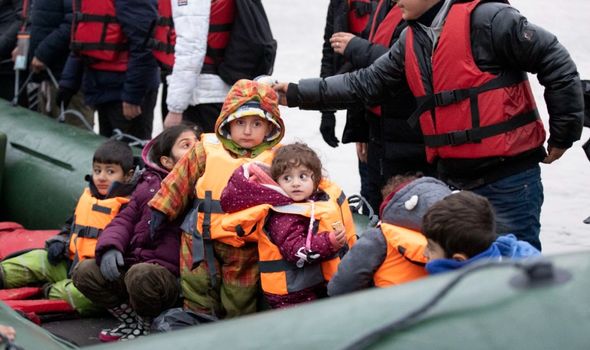 Un bateau traverse la Manche avec des enfants à bord