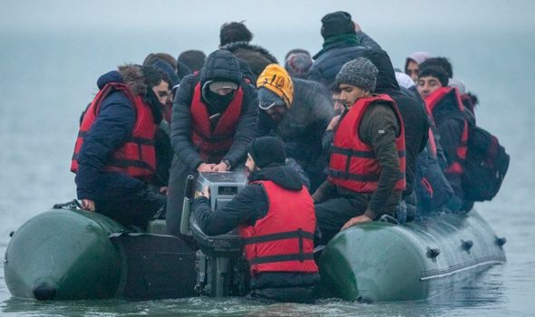 Des migrants mettent à l'eau un bateau pneumatique et partent pour le Royaume-Uni.