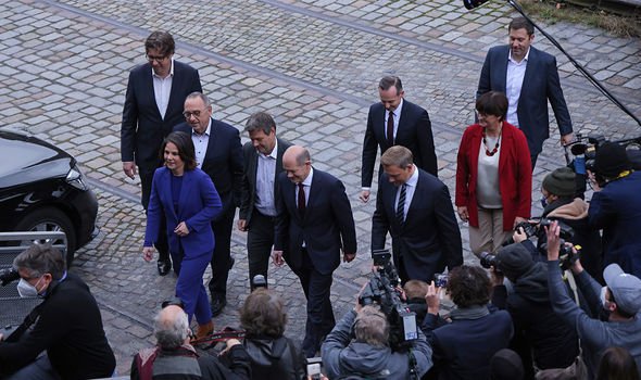 La coalition allemande : Les leaders du SPD, des Verts et du FDP arrivent à une conférence de presse.