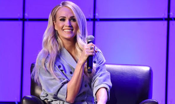 Carrie Underwood est interviewée à la télévision.