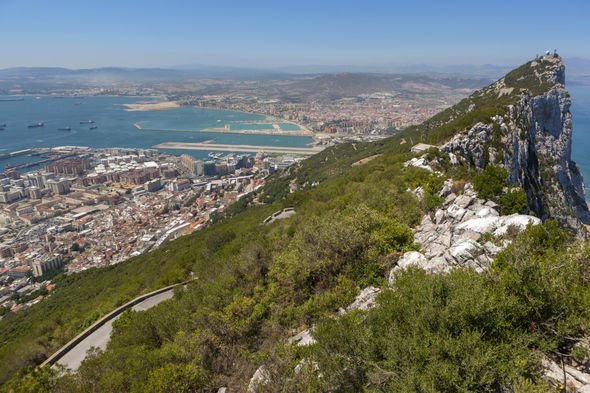 Vue du sommet du rocher sur le port de Gibraltar