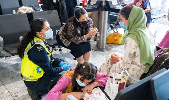 Priti Patel accueille des réfugiés afghans