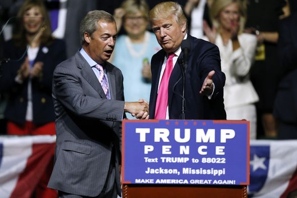 Nigel Farage (à gauche) et Donald Trump (à droite) sur scène lors d'un rassemblement « Make America Great Again » à Jackson, Mississippi