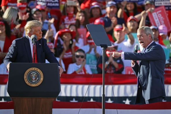 Donald Trump (à gauche) et Nigel Farage (à droite) sur scène en Arizona lors de la campagne électorale américaine de 2020