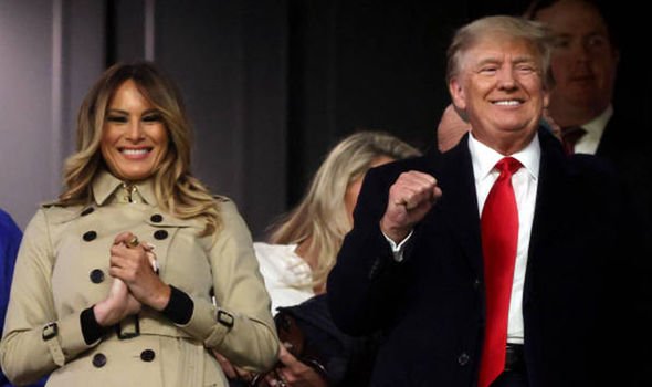 Donald et Ivanka Trump sourient à la foule.