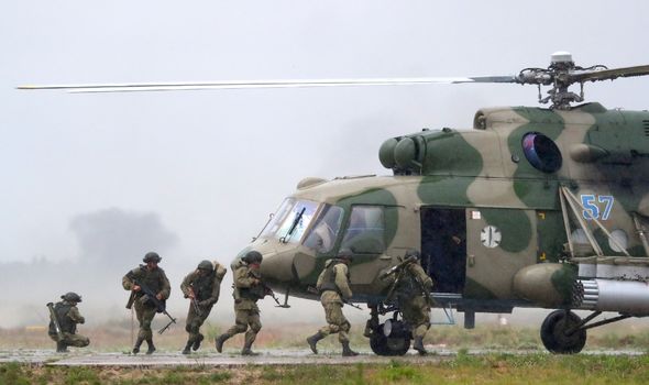 Les troupes russes montent dans un hélicoptère