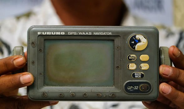 Pêcheurs : Des pêcheurs indonésiens ont déclaré avoir utilisé des outils GPS pour suivre l'avion peu après son écrasement.