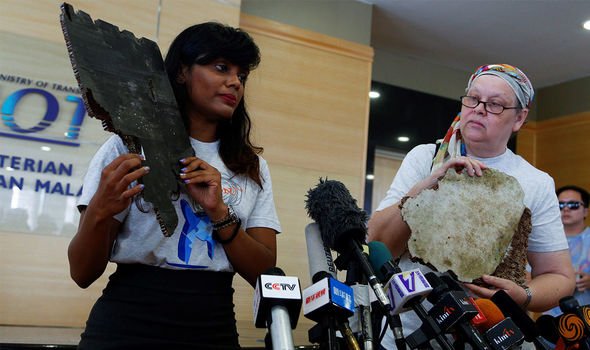 Espoir : Grace Subathirai Nathan, fille de la passagère Anne Daisy, montre des débris trouvés en 2018.