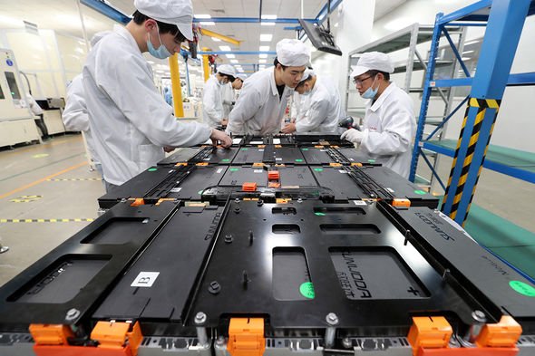 Des ouvriers chinois assemblant des batteries de voiture
