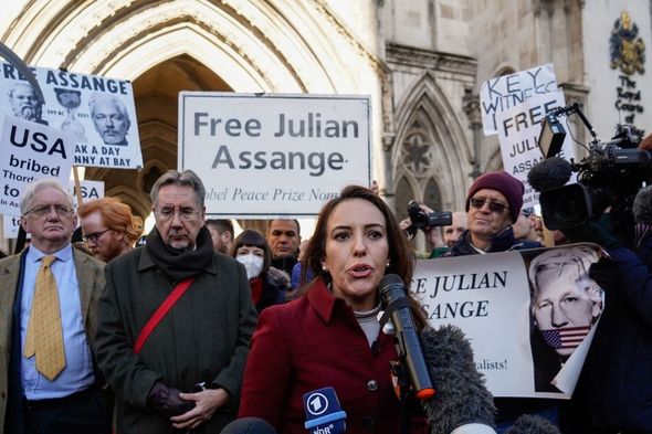 La fiancée d'Assange, Stella Moris, devant la Haute Cour avec des manifestants.