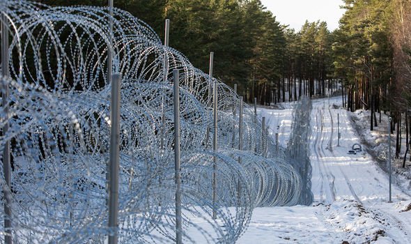 Frontière : Les autorités polonaises ont entouré leur frontière de fils barbelés.
