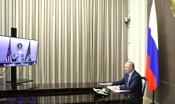 Poutine et Biden lors d'un appel vidéo