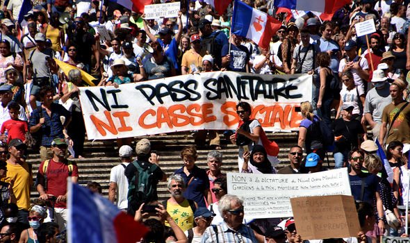 Des personnes en France protestent contre le pass santé