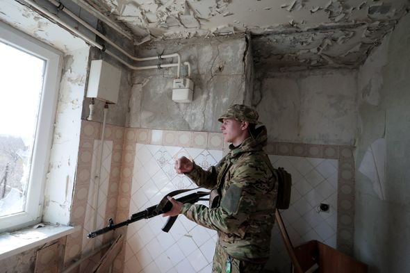 Un militaire ukrainien se tient près de la ligne de front avec des séparatistes soutenus par la Russie dans la petite ville de Pisky, près de Donetsk