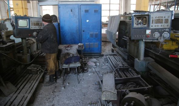 Décombres à Yasinovataya Engineering Plant après un bombardement par les forces gouvernementales ukrainiennes