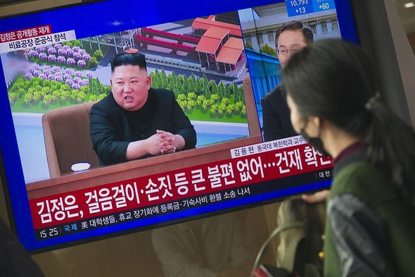 Reportage sur Kim Jong-Un, 3 mai 2020 : un écran montre le reportage d'une chaîne de télévision locale sur le leader nord-coréen Kim Jong-Un dans une gare de Séoul, Corée du Sud