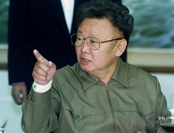 Le dirigeant nord-coréen Kim Jong Il organise un déjeuner-rencontre avec les membres de la délégation du Conseil européen, à Pyongyang le jeudi 3 mai 2001
