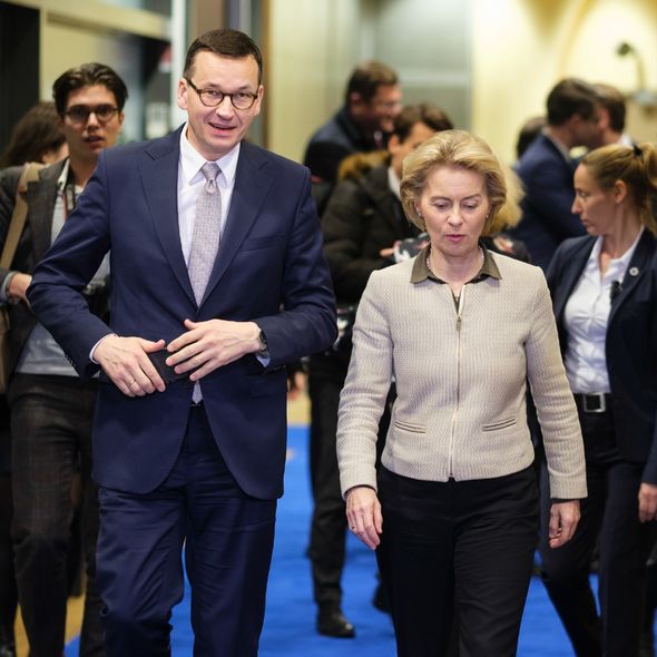 Morawiecki (G) est accueilli par la présidente de la Commission européenne Ursula von der Leyen (D) avant une réunion bilatérale à la Commission européenne le 6 février 2020.
