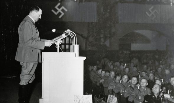 Adolf Hitler lors d'une fête de Noël.