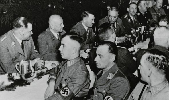 Adolf Hitler lors du dîner de Noël des nazis. 