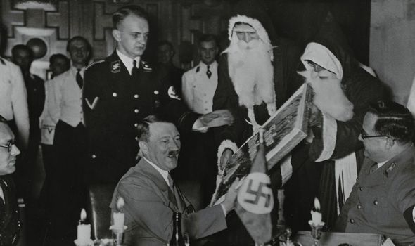 Adolf Hitler rencontre le Père Noël.