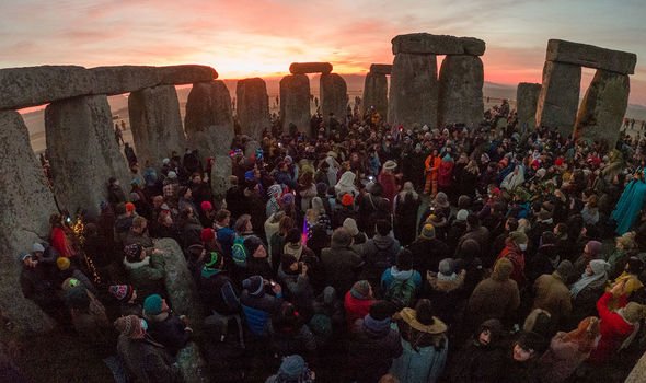 Solstice : Les gens se rassemblent au cercle de pierres pour le solstice d'hiver.