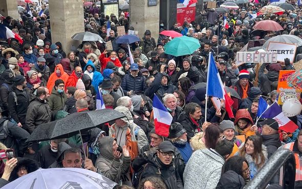 manifestants paris emmanuel macron france covid pass