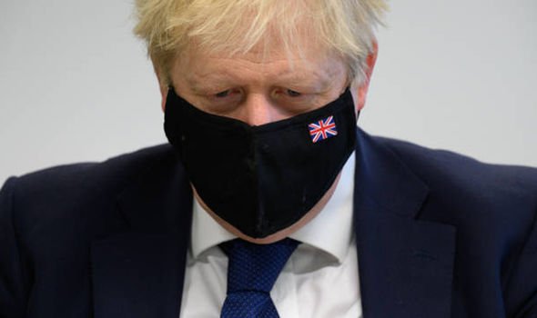 Boris Johnson portant un masque Covid