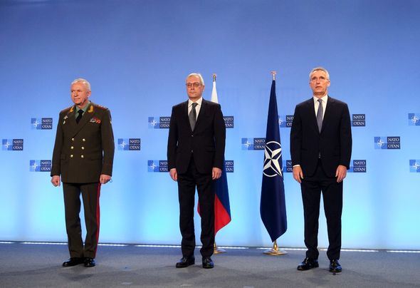 Les vice-ministres russes avec le secrétaire général de l'OTAN, Jens Stoltenberg.