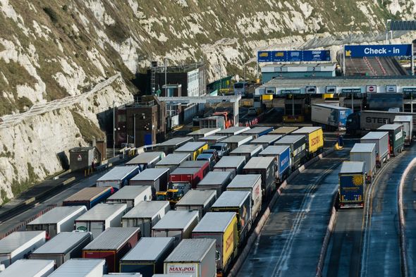 File d'attente de camions pour entrer dans le port de Douvres à Douvres, Grande-Bretagne