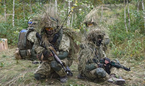 Des militaires ukrainiens participent à un exercice militaire avec les États-Unis.