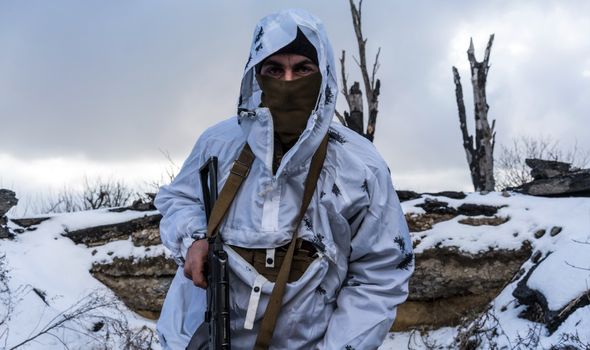 un soldat ukrainien de la 56e brigade, dans une tranchée sur la ligne de front le 18 janvier 2022 à Pisky, en Ukraine