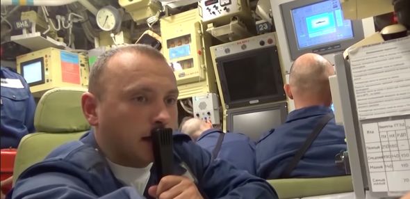 L'équipage du sous-marin russe s'entraîne au lancement du missile de croisière.