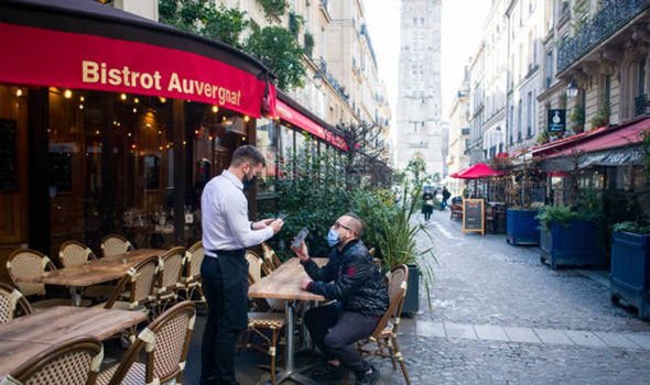 Une personne servie dans un café français