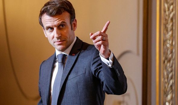 Le président français Macron pointe du doigt