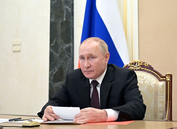 Le président Poutine à un bureau