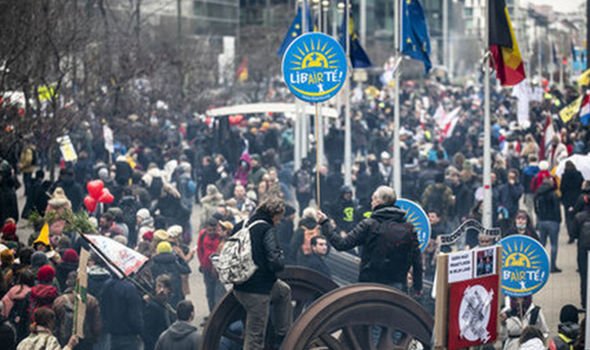 Des manifestants défilent à Bruxelles dimanche.