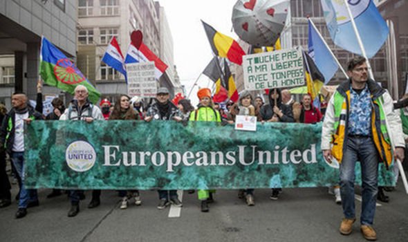 Des manifestants défilent à Bruxelles ce dimanche