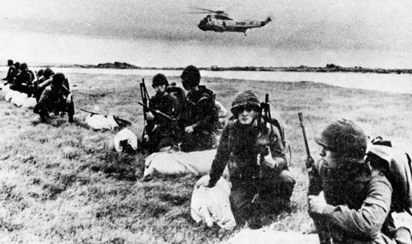 Des soldats argentins débarquant d'un hélicoptère Sea King non loin de Port Stanley