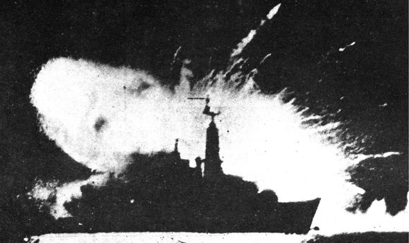 Le HMS Antelope touché par l'armée de l'air argentine